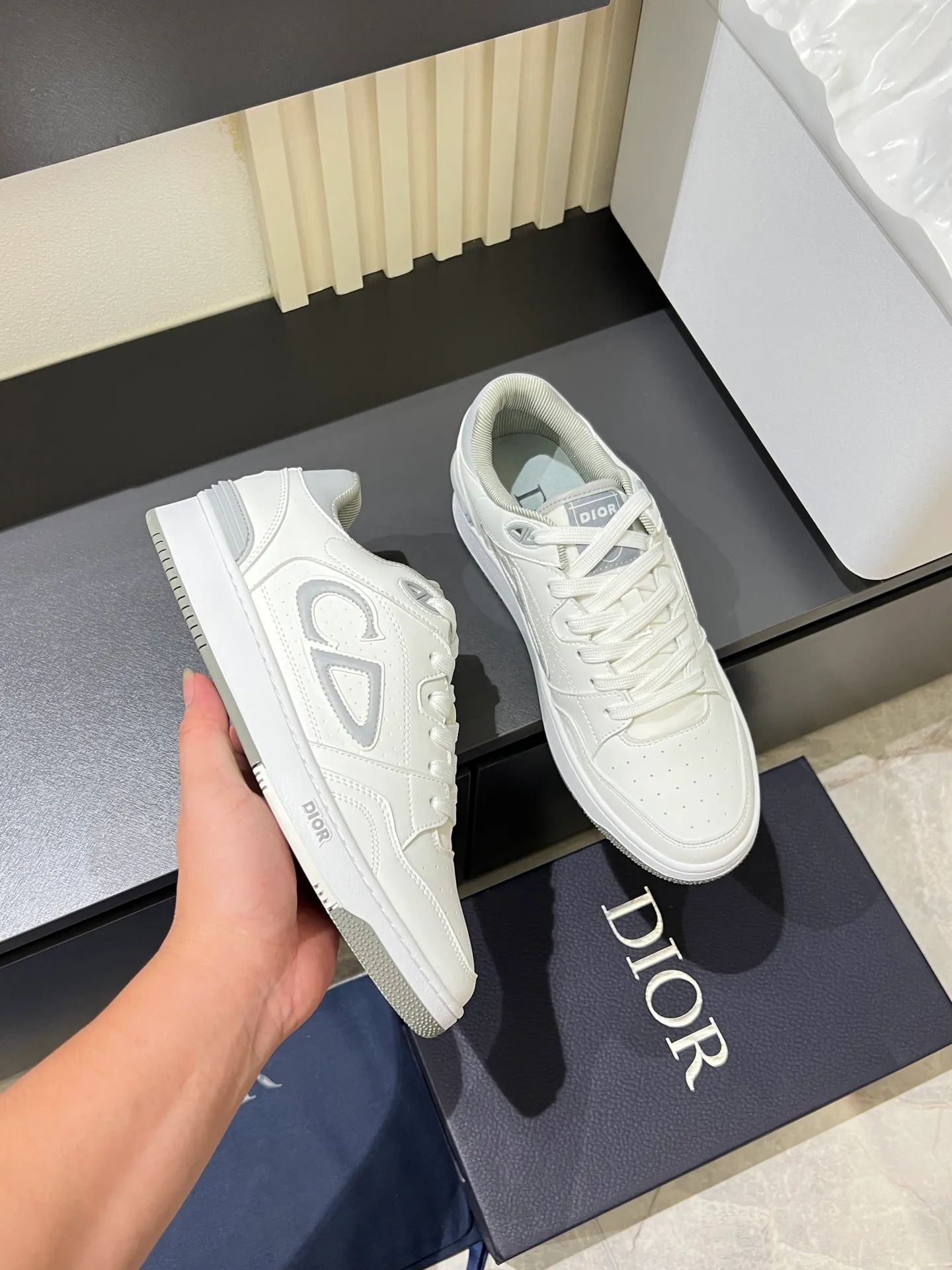 Men's shoes 💰p440 "Dio*" mid-top B27 casual sneakers. This B27 high-top sneaker is a new product in the series and continues Di*r's classic style. Crafted from gray and white smooth calf leather with beige and black Oblique print panels on the sides. The "CD Icon" shaped shoelace eyelets are clever and delicate, and the two-color rubber sole, rear collar and heel are all equipped with the brand's iconic details to enhance the style. Oblique printed straps at the ankle allow for an adjustable fit to complement the overall design. Fashionable and versatile, it can complement any look. Create an exquisite design with unique dynamic vitality and modern atmosphere, presented in low-top and high-top styles. This new must-have shoe adds a new dimension to Dior's archive heritage, embodying modern elegance. Purchase the original version and make it 1:1. If you need top quality, please come to me! Male 38-44!
